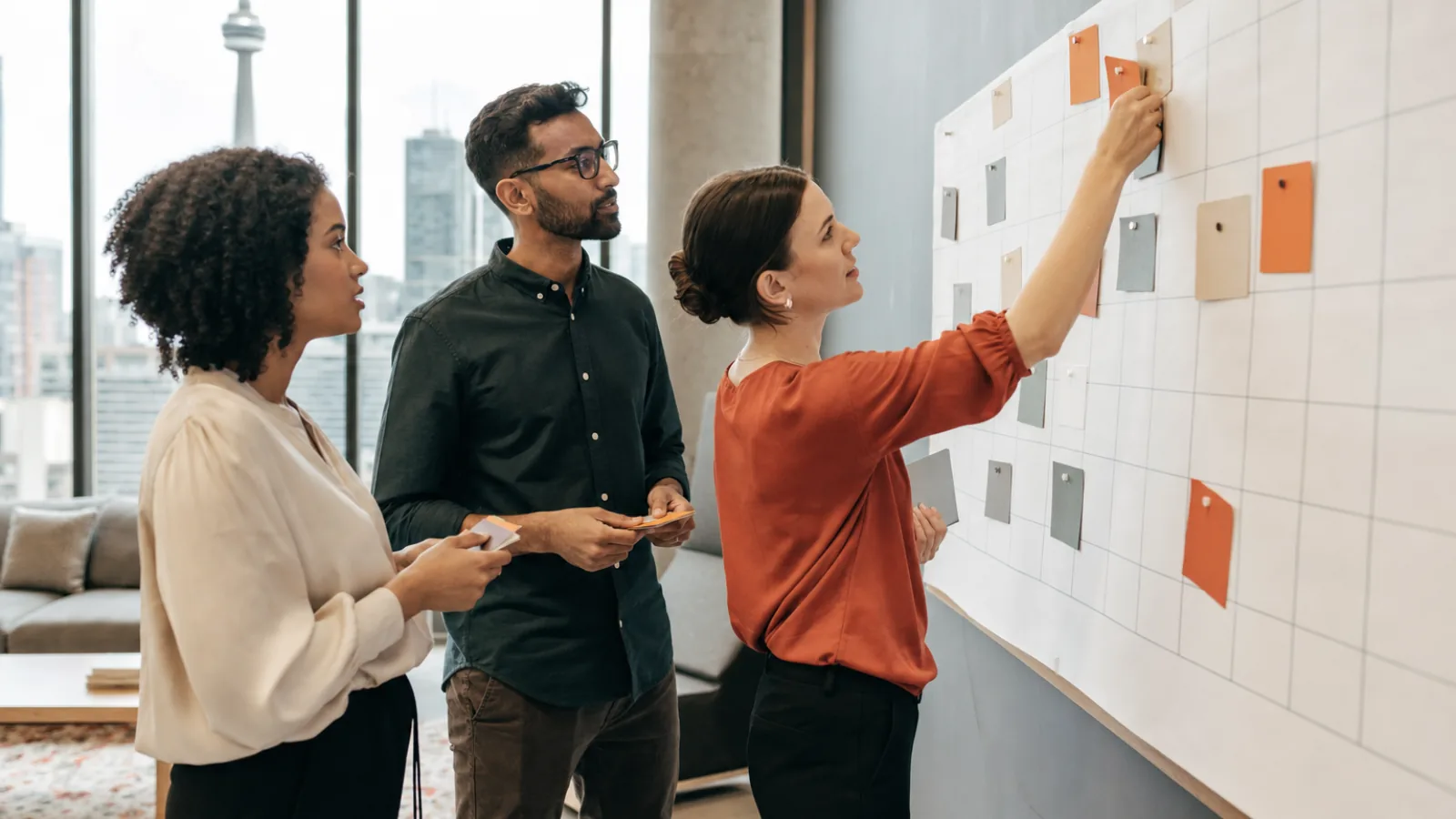 Marketing team planning a B2B social media management content calendar for LinkedIn